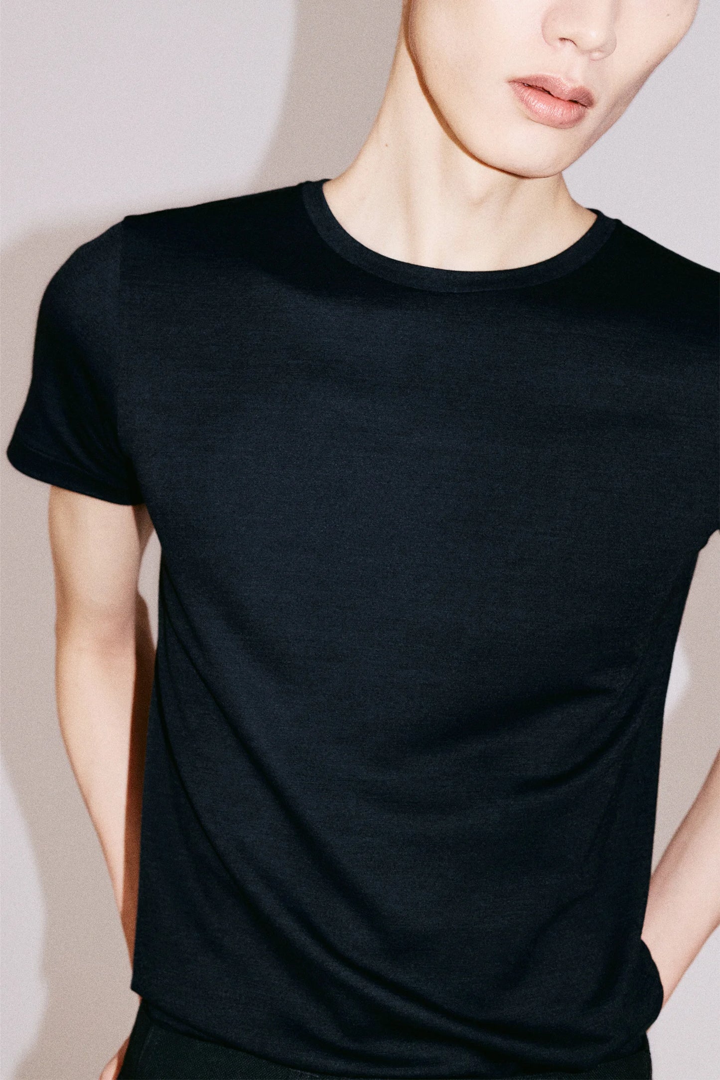 30CR–SHARP FITTED MODAL WOOL T-SHIRT IN BLACK