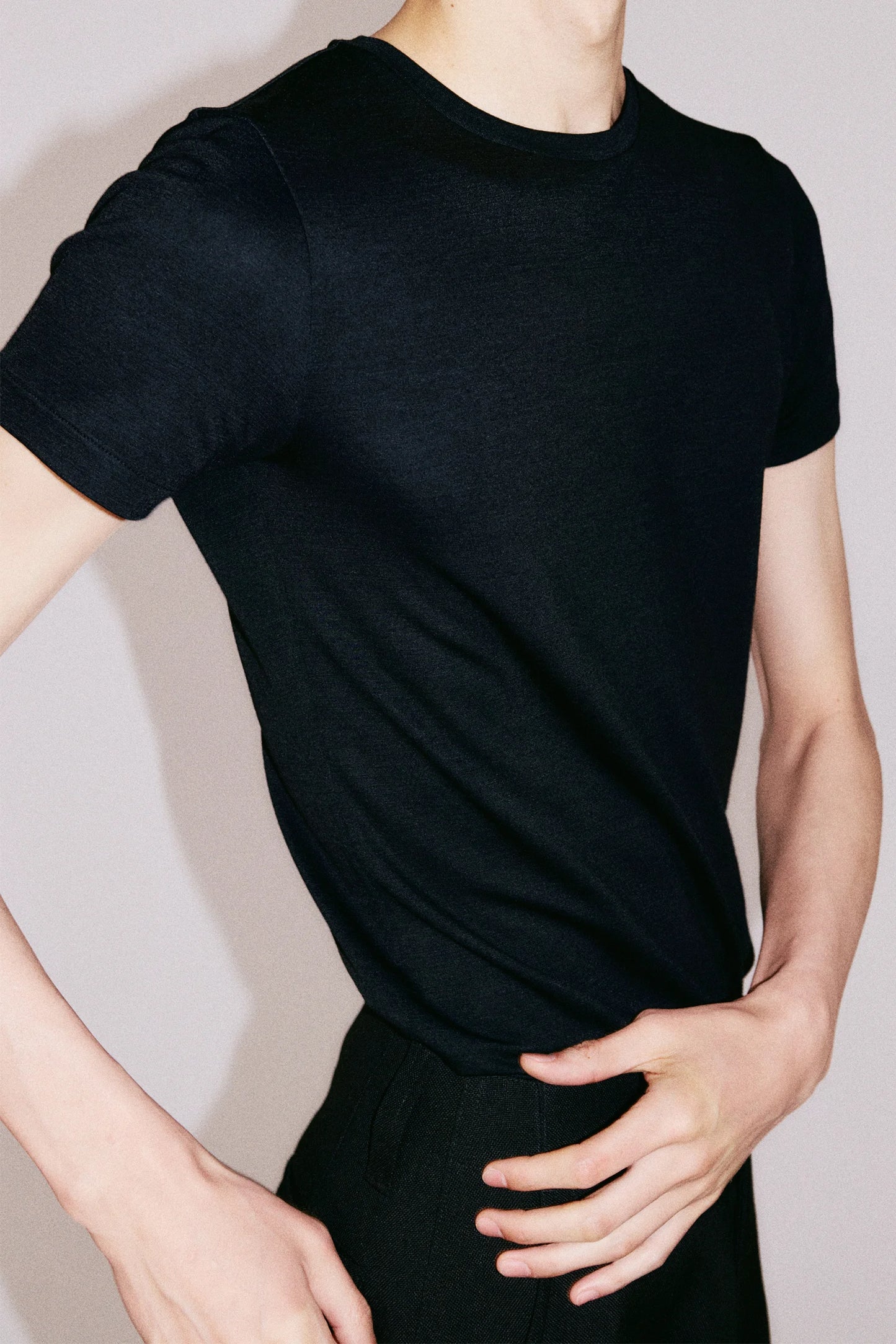 30CR–SHARP FITTED MODAL WOOL T-SHIRT IN BLACK