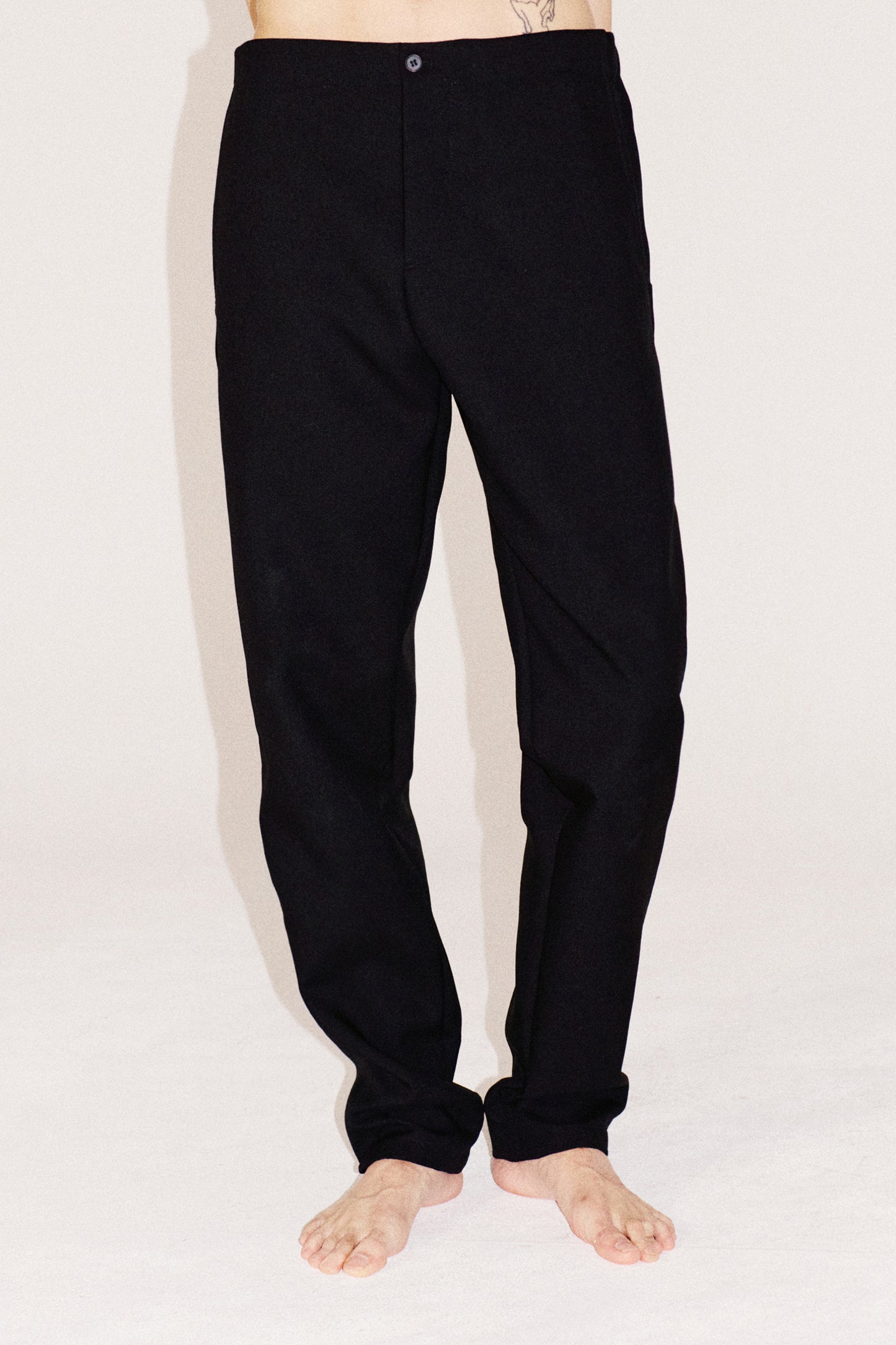 TP–STRUCTURED TAPERED WOOL CANVAS TROUSER IN BLACK