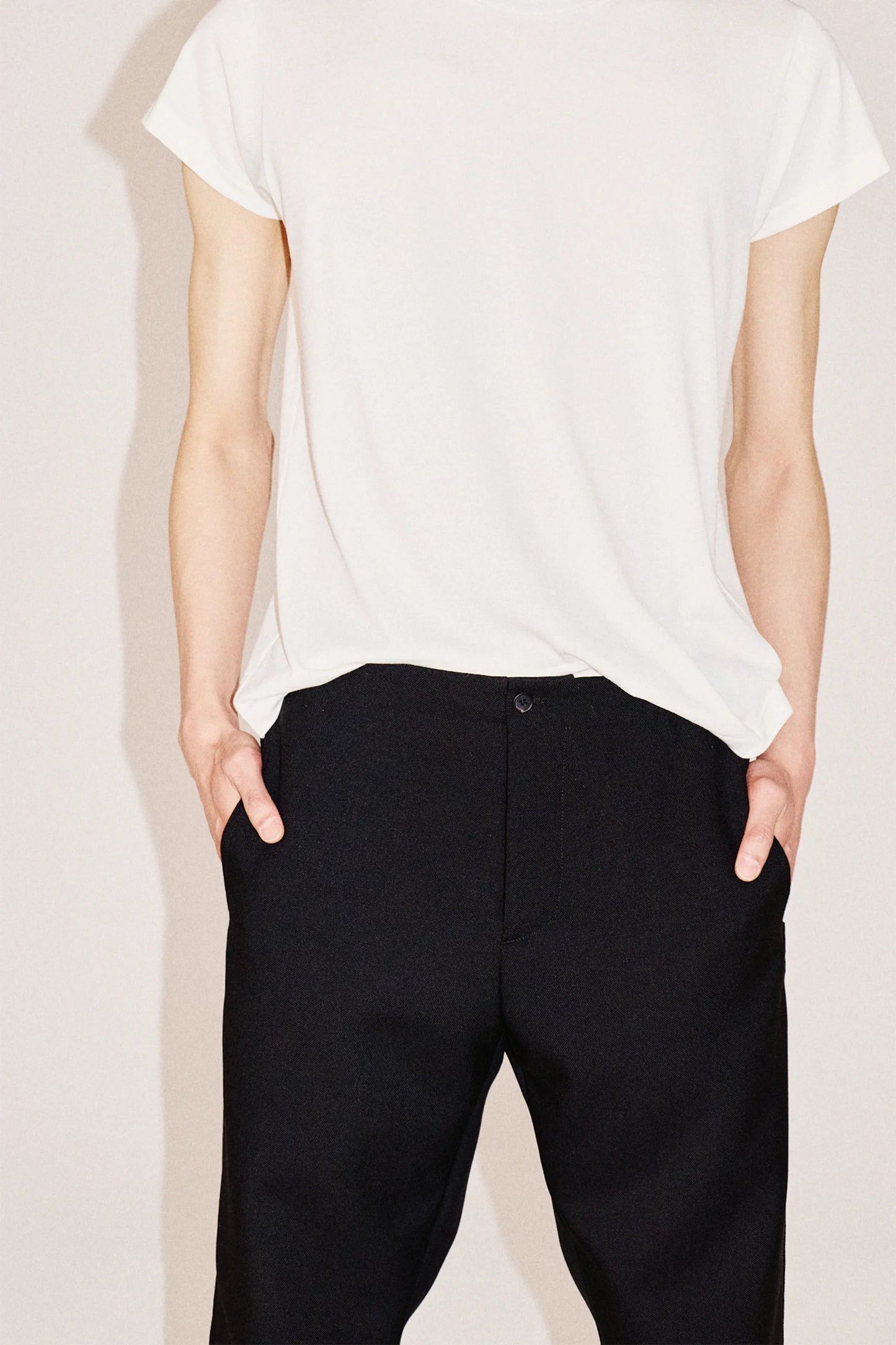 TP–STRUCTURED TAPERED WOOL CANVAS TROUSER IN BLACK